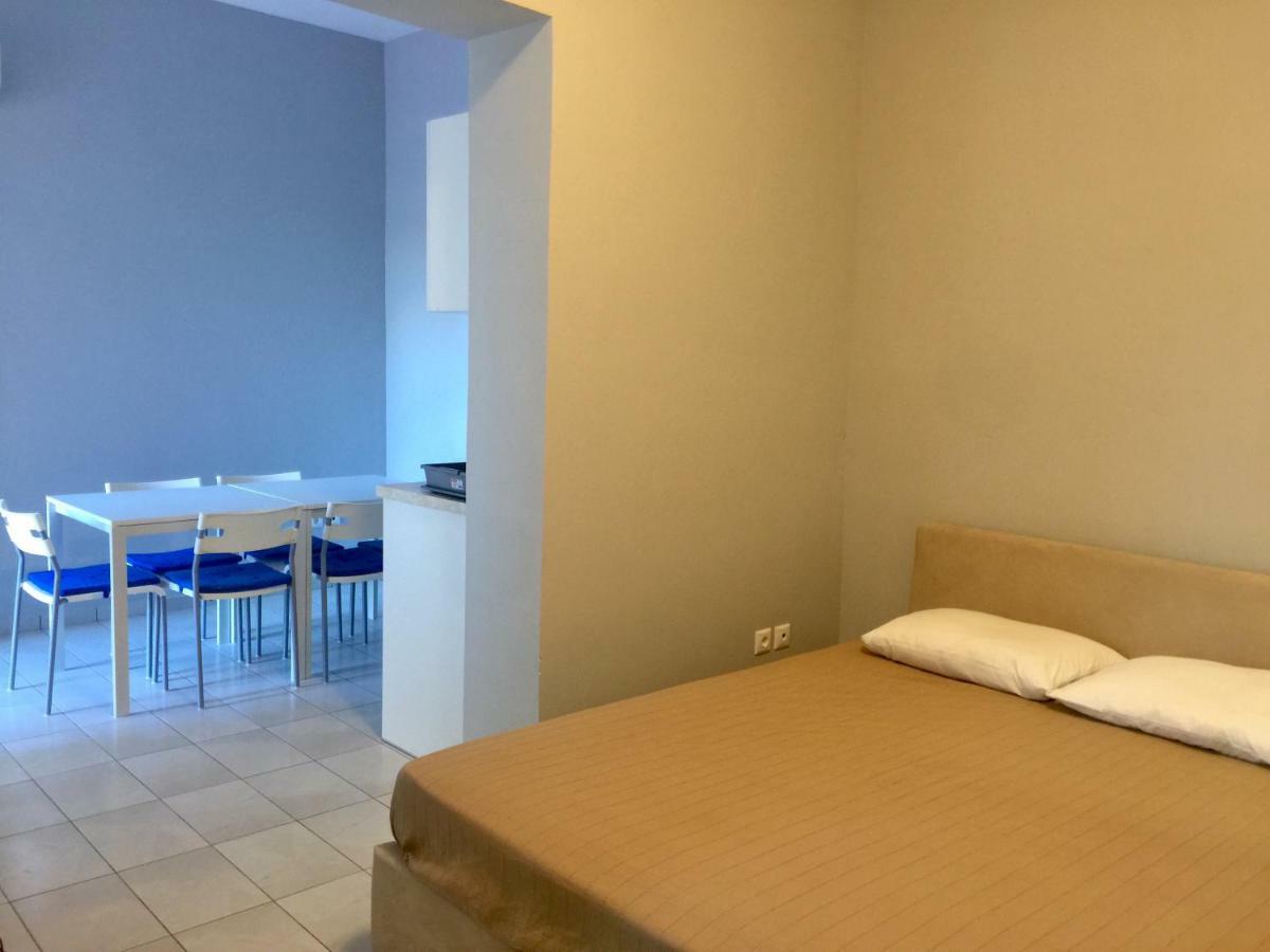 Holodek Apartments Sygrou Parking Atene Esterno foto